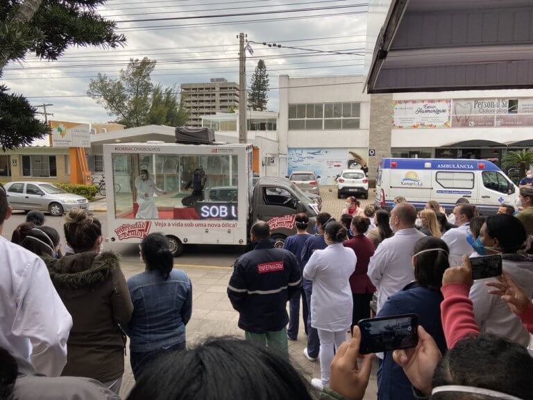 Profissionais do Hospital Santa Luzia recebem homenagem musical