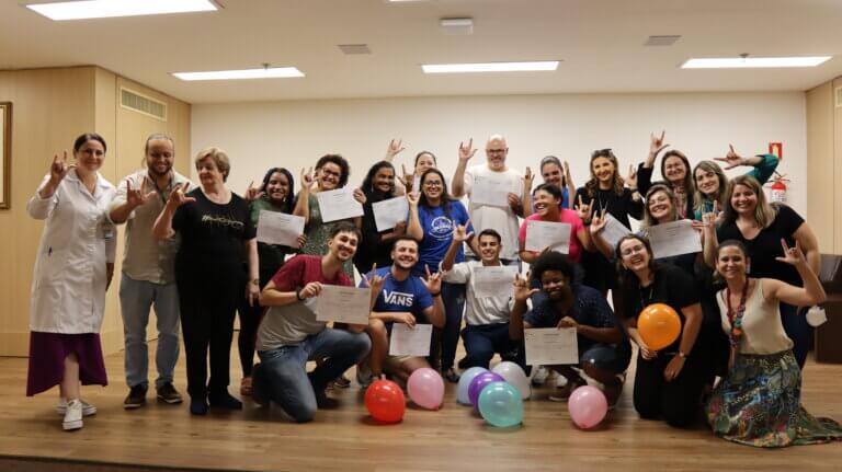 Turma de curso de Libras conclui formação e recebe certificados