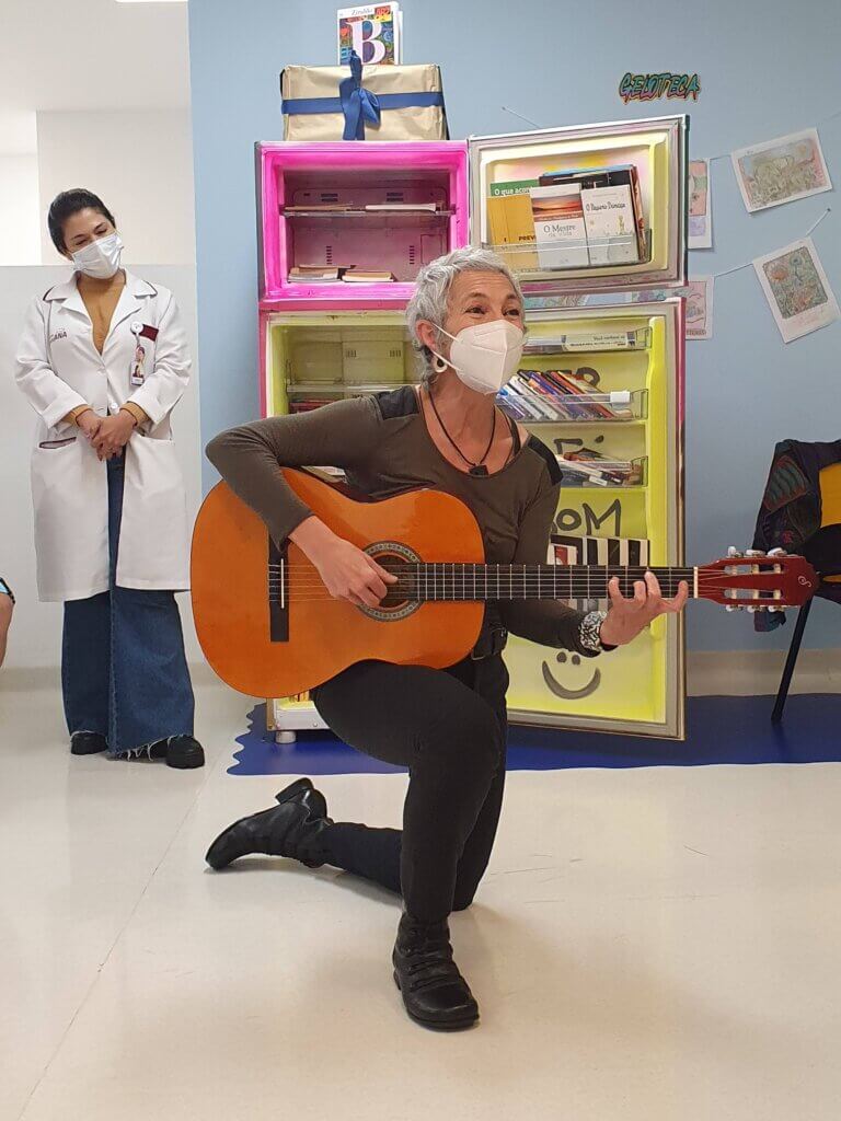 Sarau com Deborah Finocchiaro inaugura “Geloteca” e “Gelotequinha” do Hospital Santa Ana