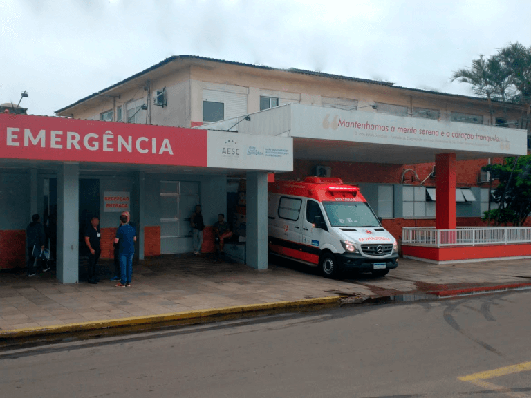 Governador Eduardo Leite faz entrega de tomógrafo ao Hospital Santa Luzia